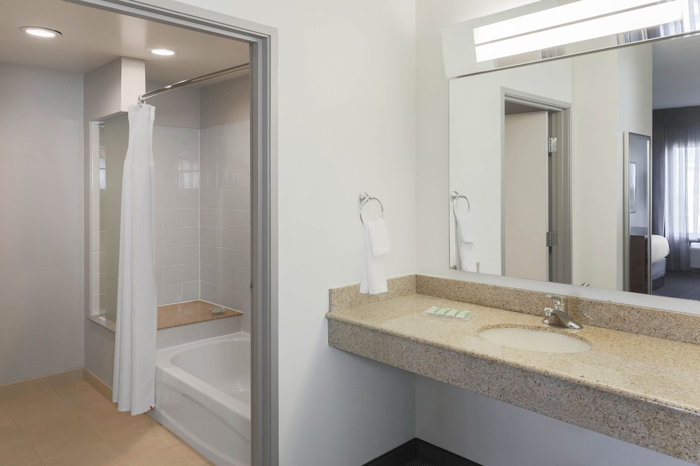 Courtyard by Marriott Austin Airport - photo 13
