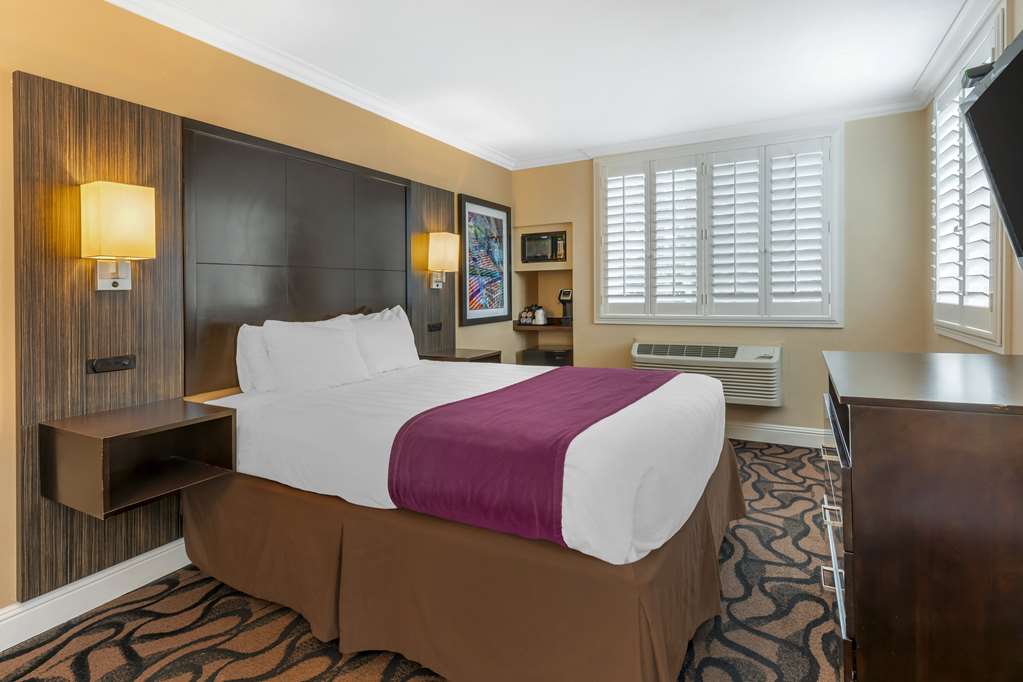 Best Western Plus Airport Plaza - photo 23