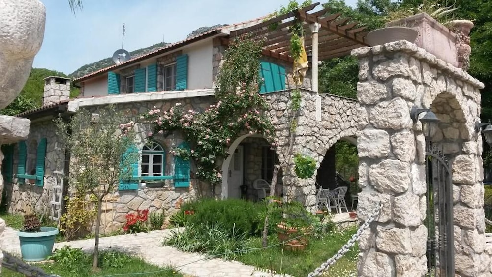 Lake house Puro — 4-Star Luxury Hotel in Podgorica, Montenegro