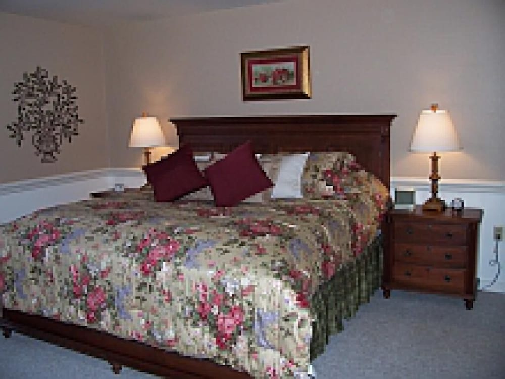 Camelot Restaurant & Inn - photo 8