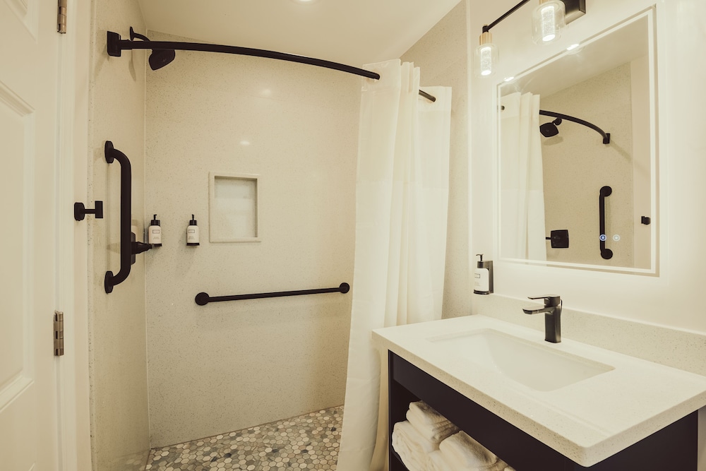 Blufftop Inn & Suites - photo 87
