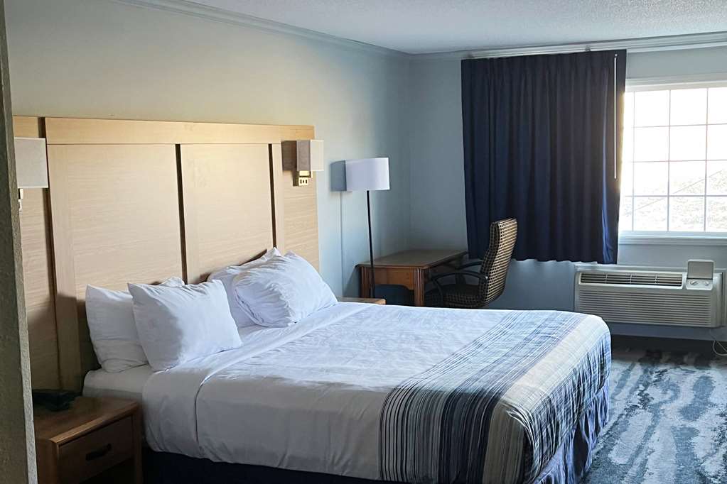 Days Inn & Suites by Wyndham Williamsburg IA North - photo 12