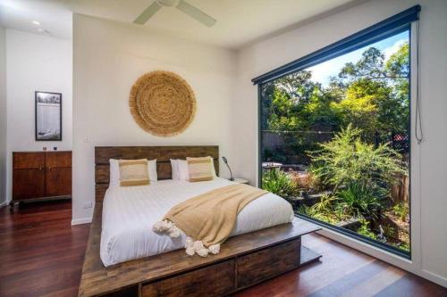 Light Filled Modern Specious Home Pet Friendly in a Beautiful Area of Byron Bay Short Stroll To Town — 4-Star Luxury Hotel in Byron Bay, Australia