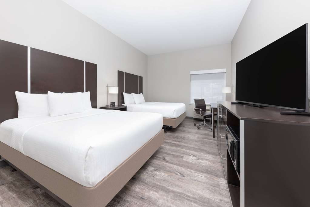 La Quinta Inn & Suites by Wyndham Tyler University Area - photo 19