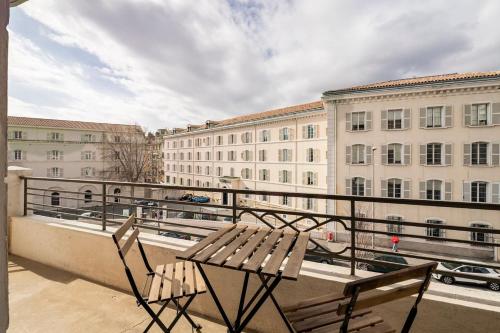 Les Lofts de Saint Clair Un Balcon a Toulon Centre Ville Marche Provencal 4ch Avec Bureau Et Connexions Wifi Haut Debit Clim 5 Smart Tv 2 Salles D’eau 2wc 8 Pax Max Tout a Pied in Toulon, France