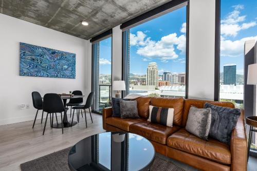Best views Lux 9th fl Gym Pking Pool Htub King BD — 4-Star Luxury Hotel in Salt Lake City, United States