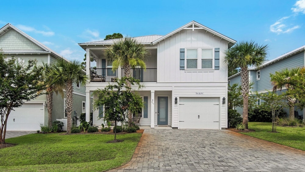 Spacious Home Private Backyard and Community Pool — 4-Star Luxury Hotel in Miramar Beach, United States