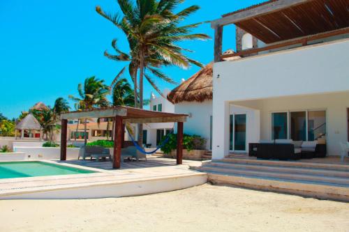 Nisiros Spacious Beachfront Home 20415930 — Chicxulub Puerto