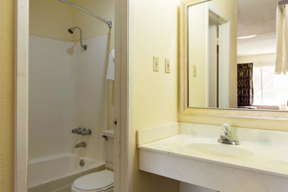 Super 8 by Wyndham Waco North I 35 - photo 12
