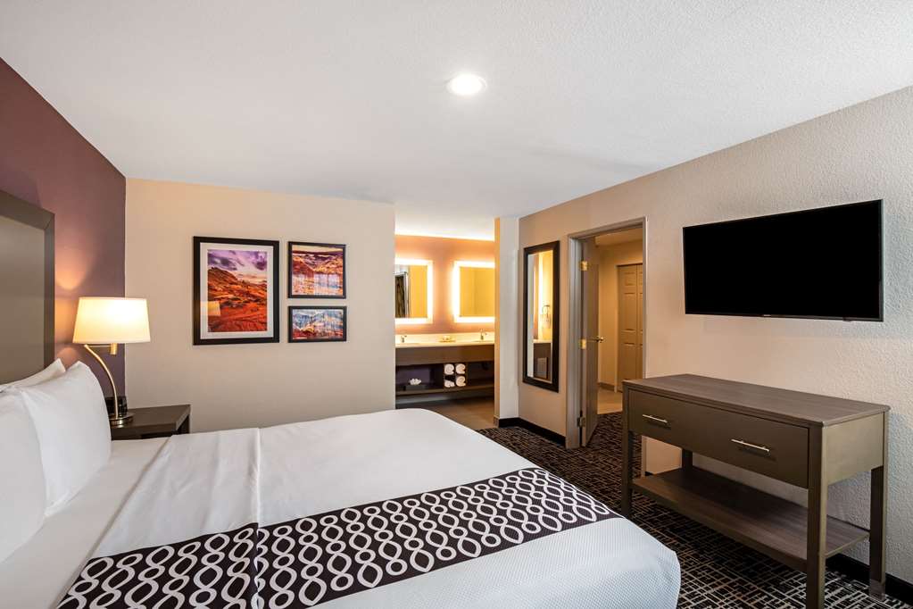 La Quinta Inn & Suites by Wyndham Las Vegas Nellis - photo 28