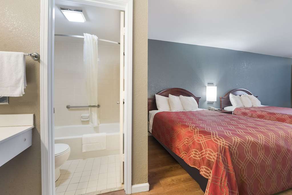 Econo Lodge Thomaston - photo 11