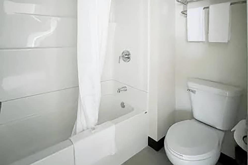 Travelodge by Wyndham Atlanta Illinois - photo 22