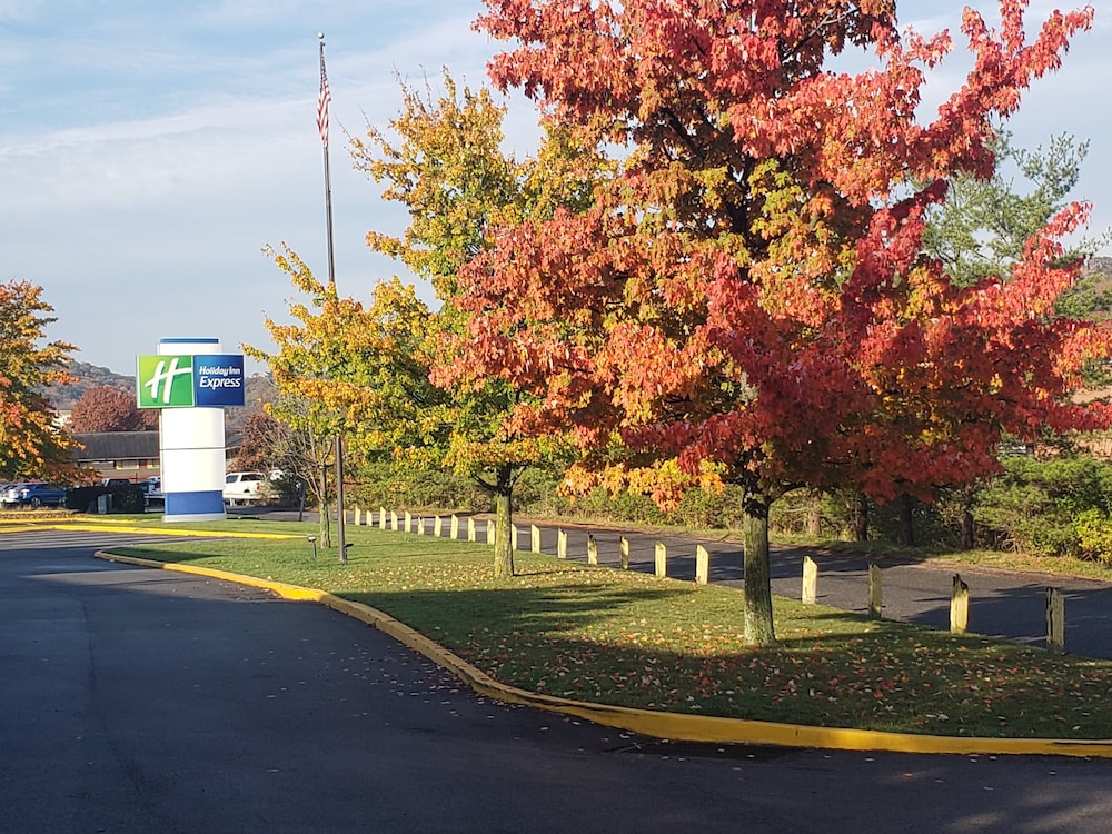 Holiday Inn Express Pittsburgh North by IHG - photo 42