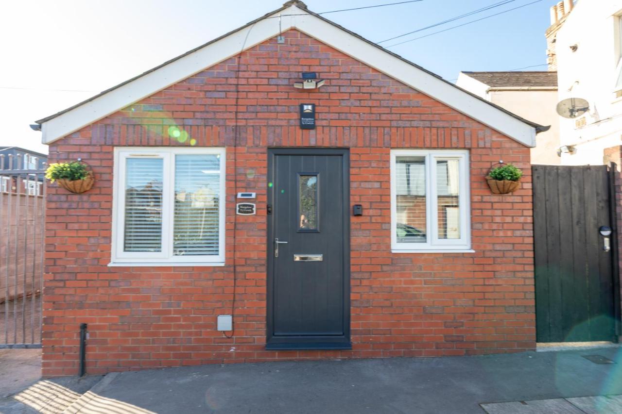 Luxury Cosy Central Detached Cardiff Bungalow with Free Parking — 5-Star Luxury Hotel in Cardiff, United Kingdom