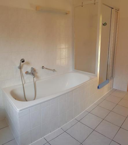 Ferienwohnungen Villa Goldbrunnen — 4-Star Luxury Hotel in Bad Elster, Germany