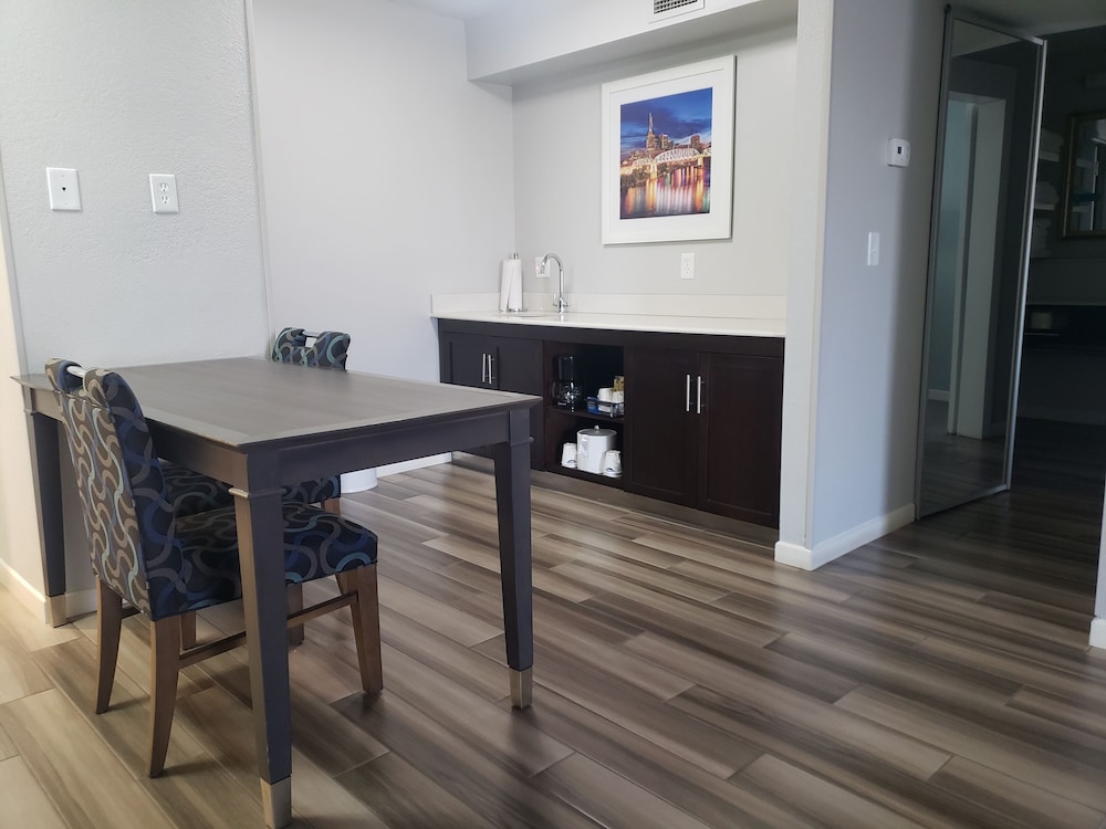 Hampton Inn & Suites Nashville Airport - photo 22