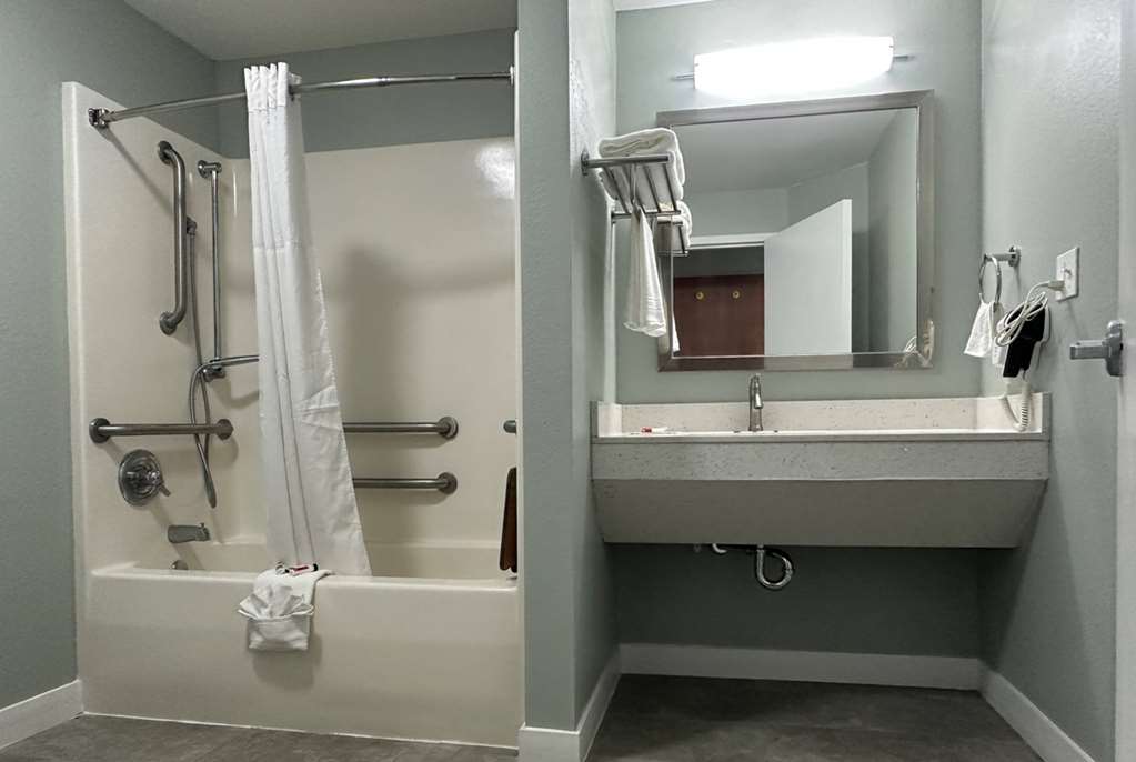 Days Inn & Suites by Wyndham Jennings - photo 30