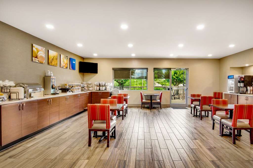 Comfort Inn Airport - photo 30