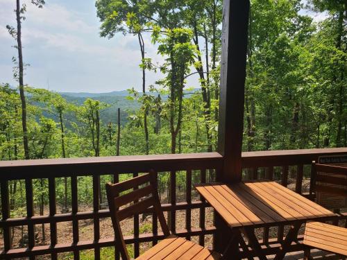 Treetop Getaway in Ellijay, United States