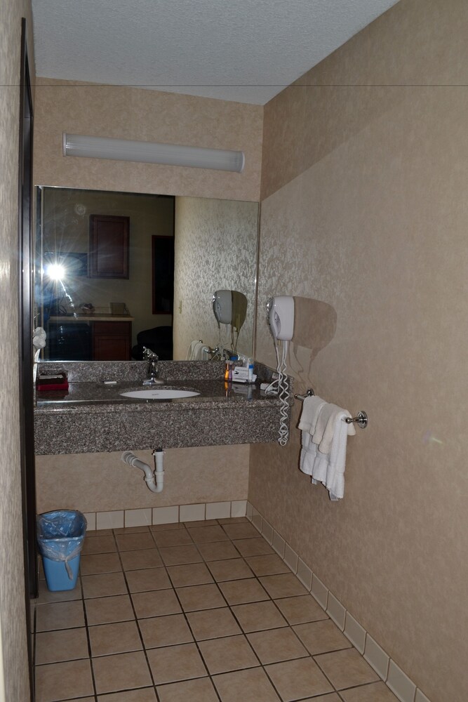 Paola Inn And Suites - photo 29