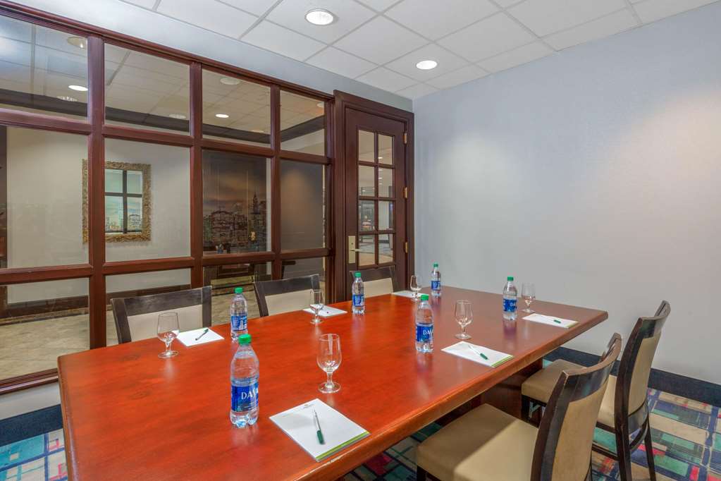 La Quinta Inn & Suites by Wyndham Secaucus Meadowlands - photo 15