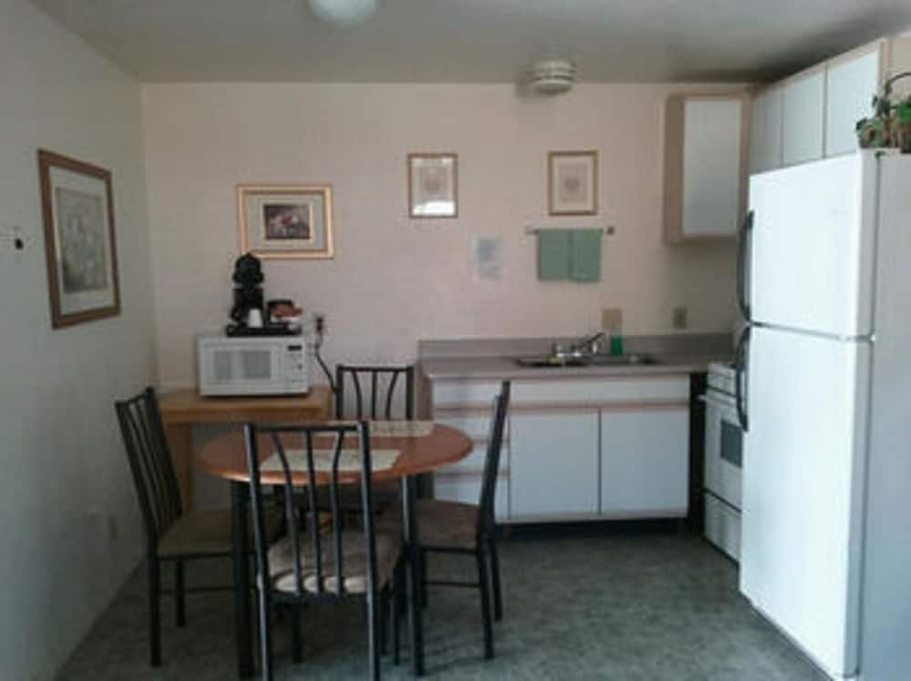Bishop Village Motel - photo 13