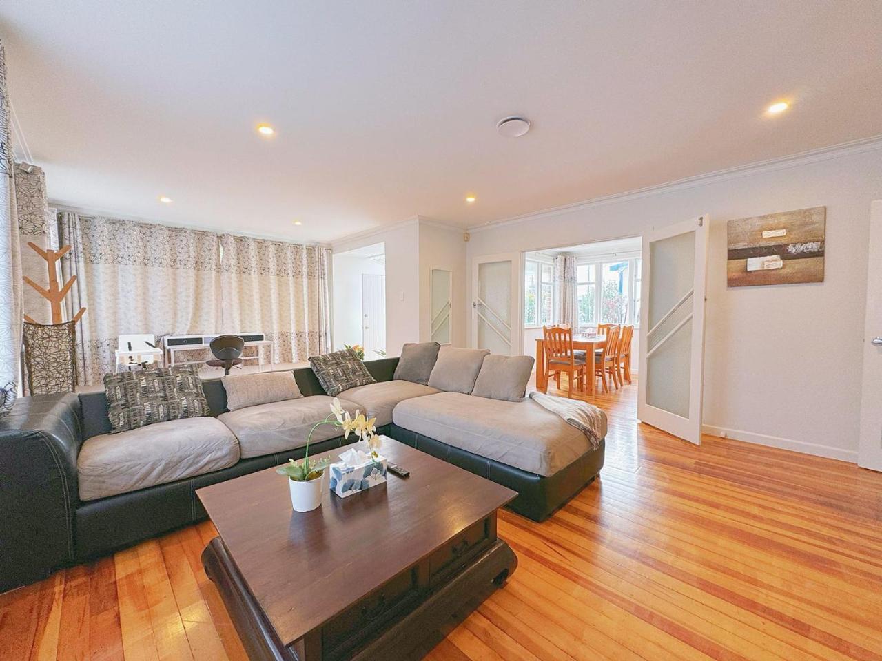 Charming Spacious 4 BR house — 4-Star Luxury Hotel in Lower Hutt, New Zealand