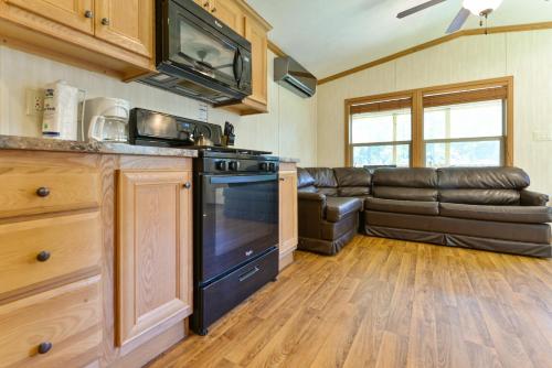 Rondout Valley Camping Resort Deluxe Park Model 3 — hotel in Kerhonkson