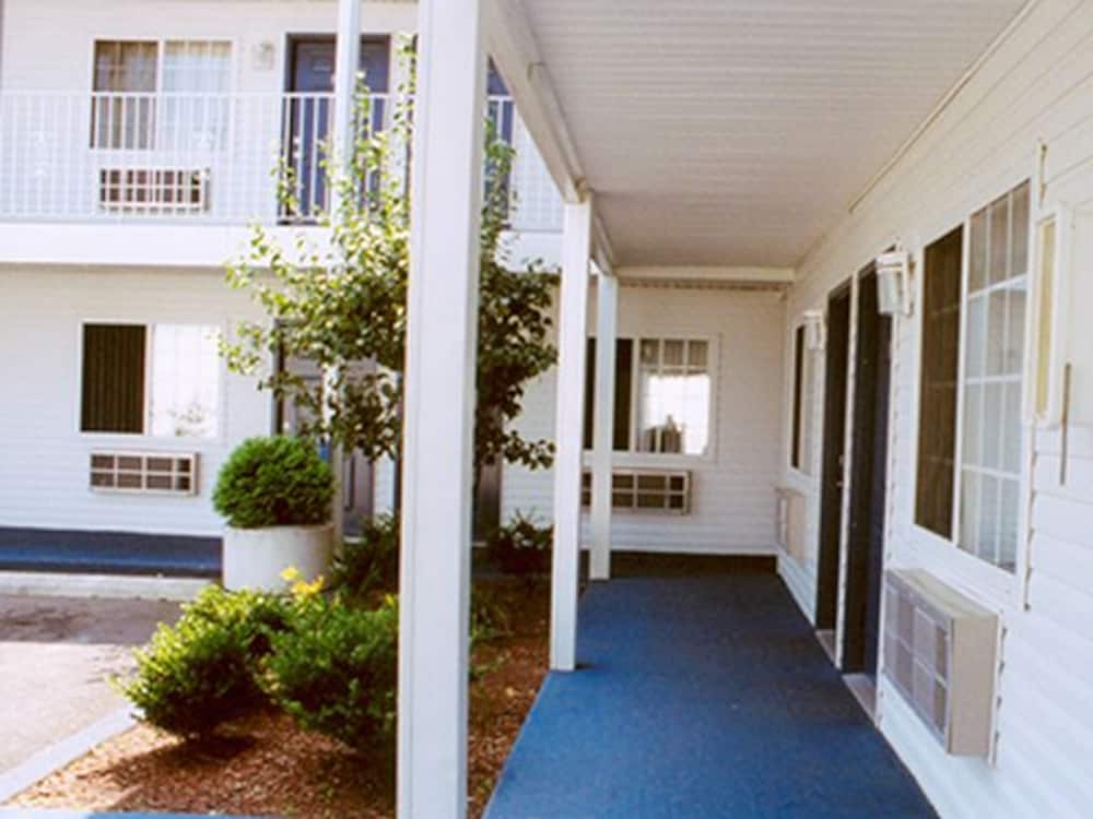 Passport Inn & Suites - photo 27