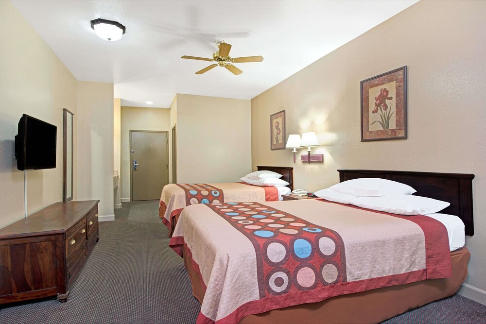 Super 8 by Wyndham St. Louis Airport - photo 5