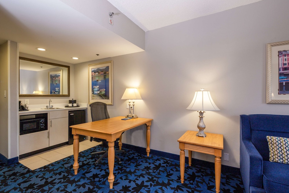Hampton Inn & Suites Jacksonville Deerwood Park - photo 36