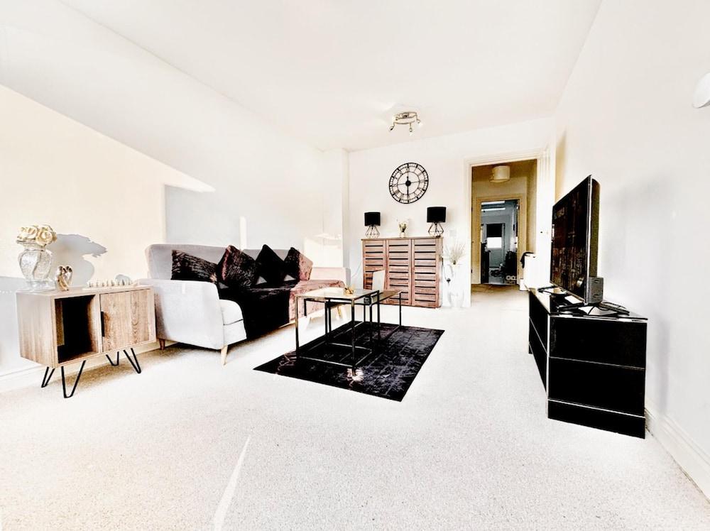 Stunning 3 bed House in the Heartreading
