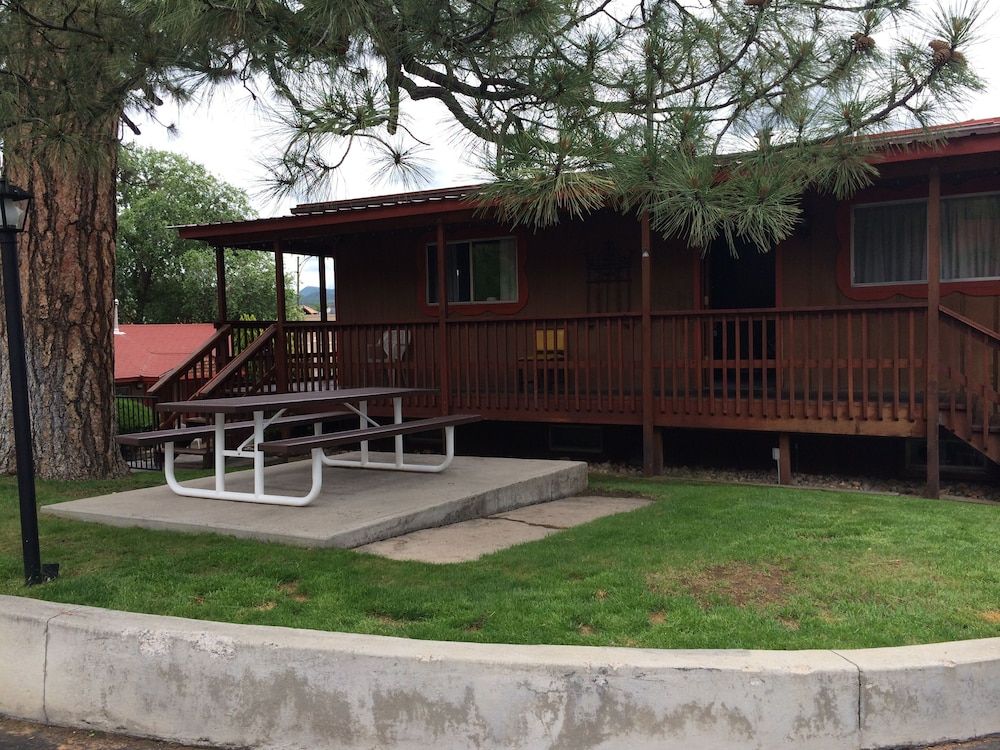 Caboose Motel - photo 2