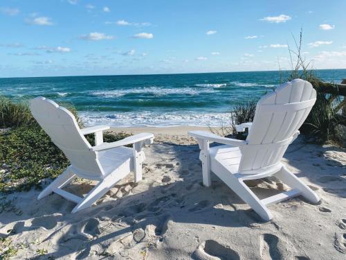 Oceanfront Elegance Luxurious 6BR Beach House with Hot tub & spacious Balcony and Breathtaking Views — 4-Star Luxury Hotel in Melbourne Beach, United States