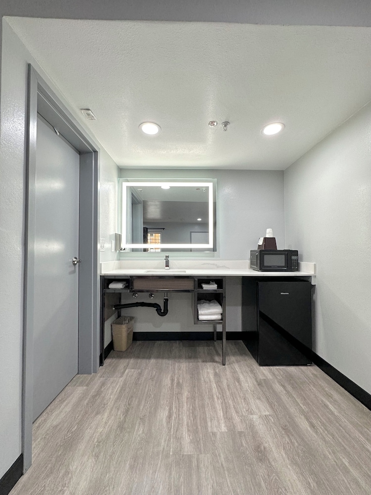 Express Inn & Suites - photo 21