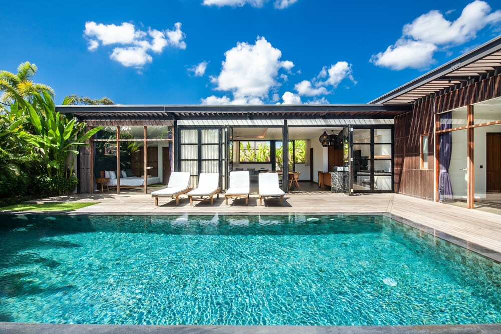 Opulent 5BR Villa Enclosed Living Canggu — 4-Star Luxury Hotel in Canggu, Indonesia