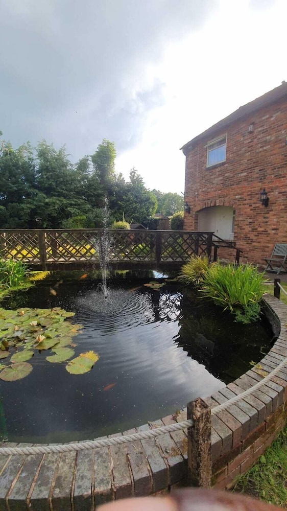 The Manor Guesthouse — 4-Star Luxury Hotel in Stoke-On-Trent, United Kingdom