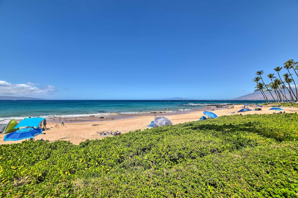Gorgeous Oceanfront Kihei Condo with Balcony — 4-Star Luxury Hotel in Wailea, United States