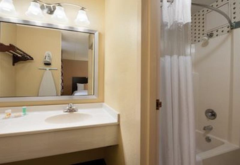 Days Hotel Minneapolis University of Minnesota - photo 12