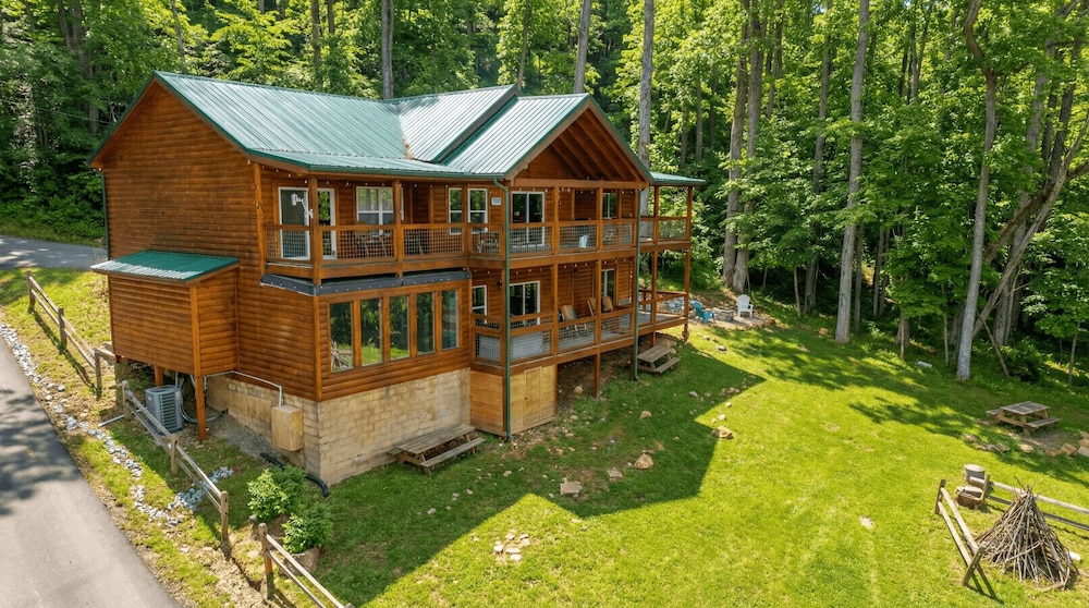 Skyview Serenity by Ghosal Luxury Lodging — 4-Star Luxury Hotel in Sevierville, United States