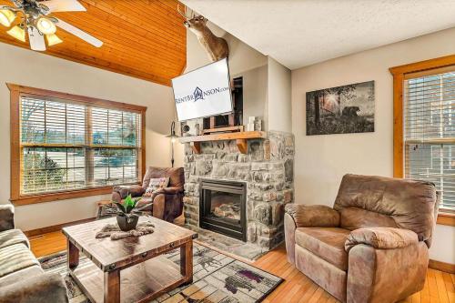 Bear Cabin Getaway 15540060 — Shell Knob