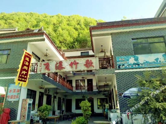 An inn with rivers and woods in Chongdugou in Luanchuan Chengguanzhen, People's Republic of China