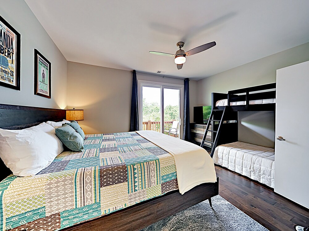 Visually Stunning 2BR 1.5BA Near Downtown Balcony w City View Nashville - photo 4