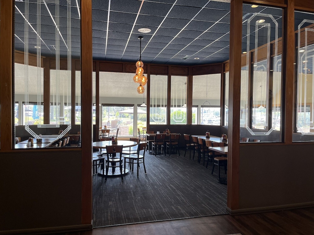 Barker's Island Inn Resort - photo 16