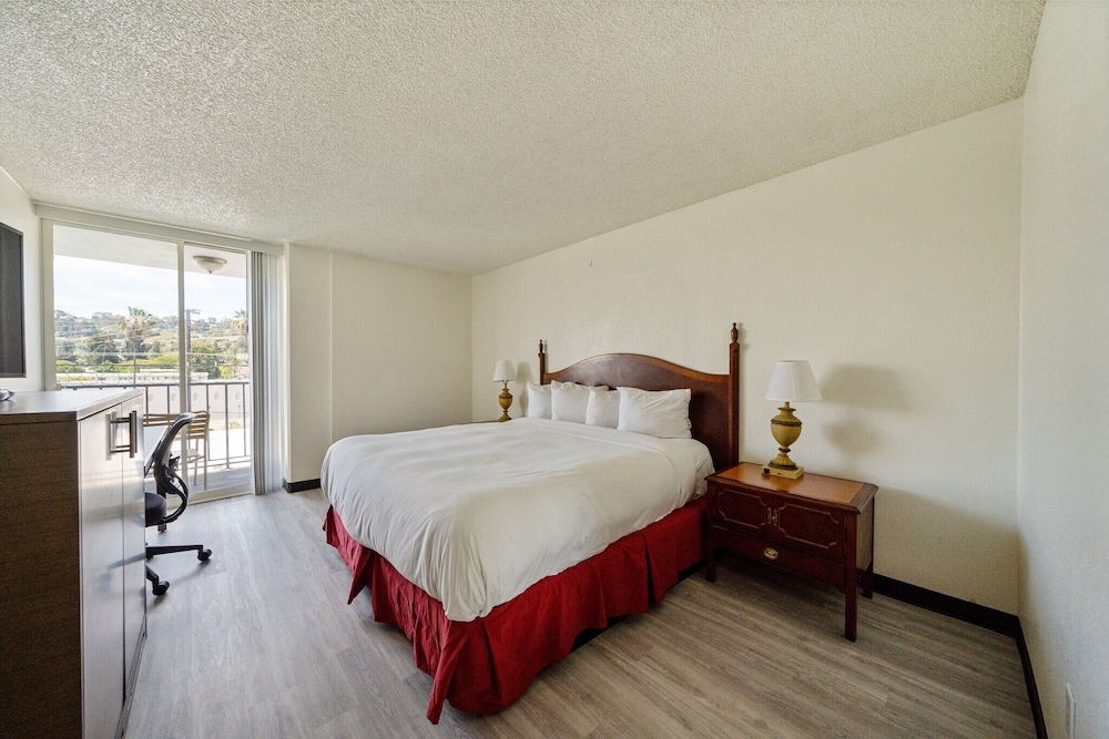 MC Pacific Inn & Suites - photo 6