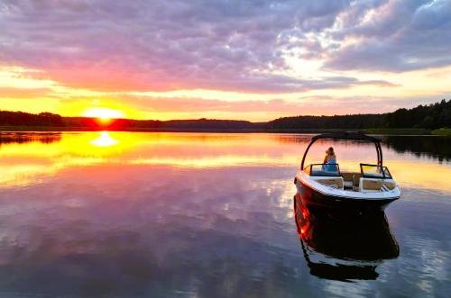 Marina Glamour 3pok widok na jezioro klimatyzacja parking podziemny winda Netflix — 4-Star Luxury Hotel in Ilawa, Poland