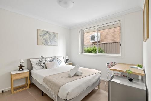 Cozy Double Room in Panania Close to Stations & Stores Shared Bathroom — hotel in Panania