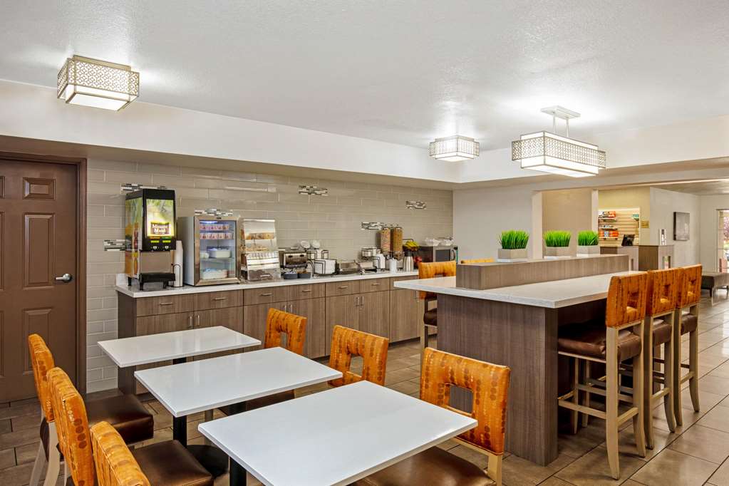 La Quinta Inn & Suites by Wyndham Las Vegas Red Rock - photo 26