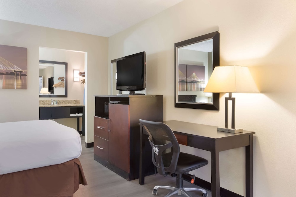 Clarion Pointe Independence Kansas City - photo 37