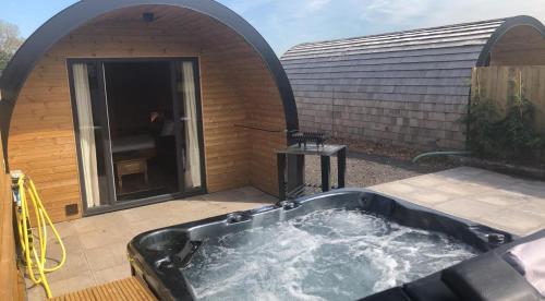 Superior Glamping Pod with Hot Tub — hotel in Frodsham